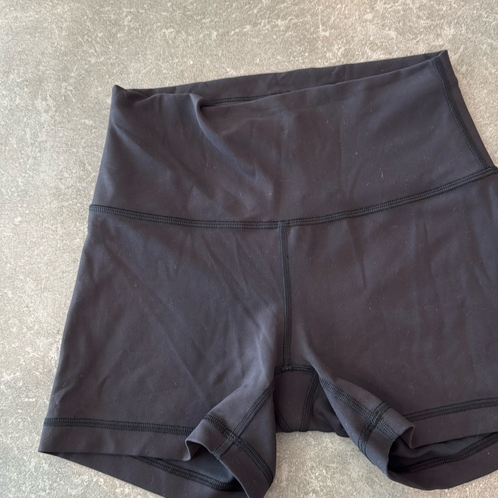 Lulu lemon bike shorts
Mid rise 
Size m